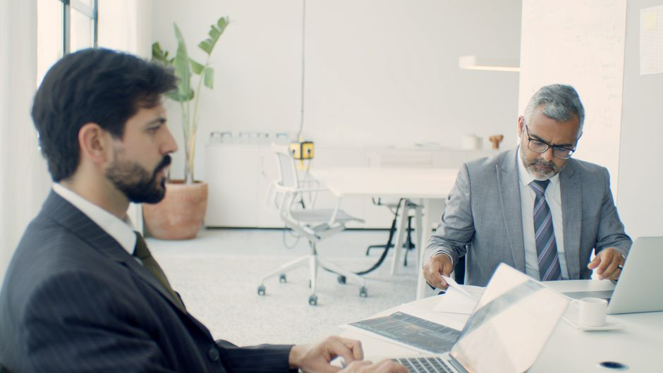 Préparation documentaire LBO pour conseils : avocats et experts-comptables analysant des documents financiers et juridiques pour une opération de 200 M€ comme Skello.
